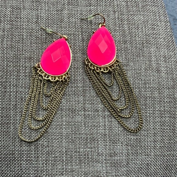 Trifari Dangle Pierced Earrings Neon Pink Faceted Teardrop Gold Chain Barbie - Picture 5 of 6